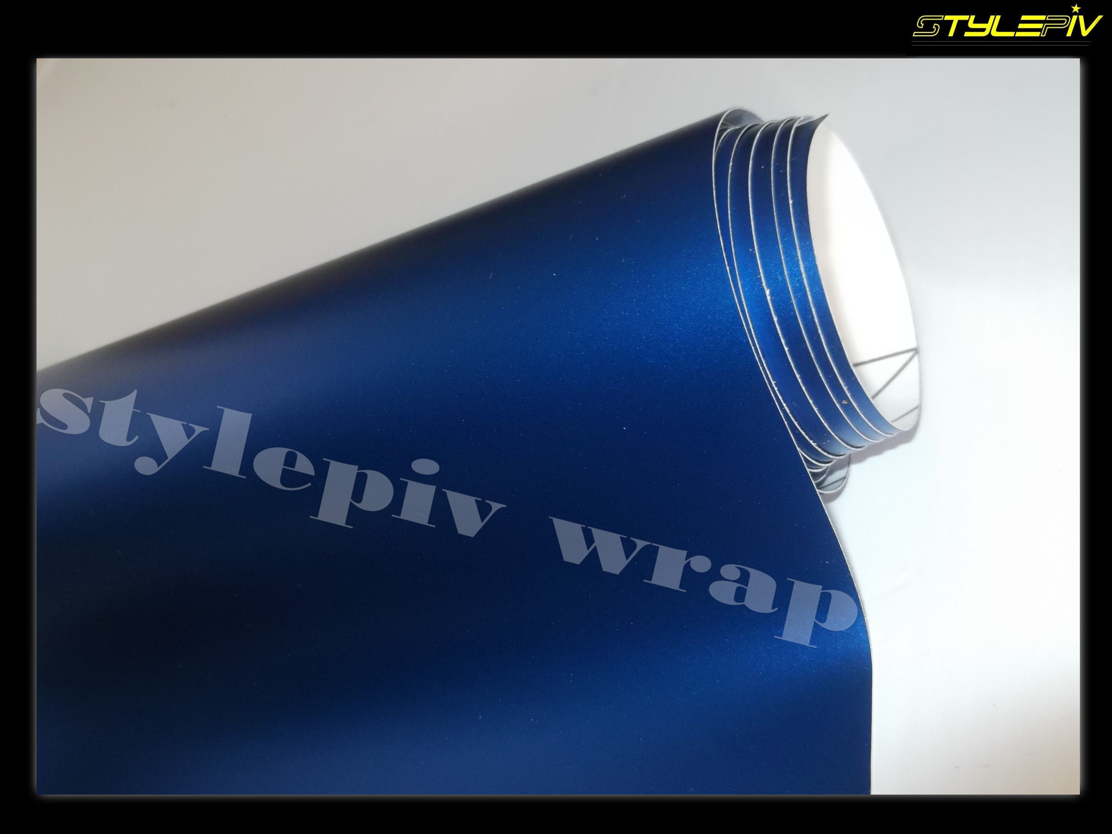 Film covering mat chrome bleu