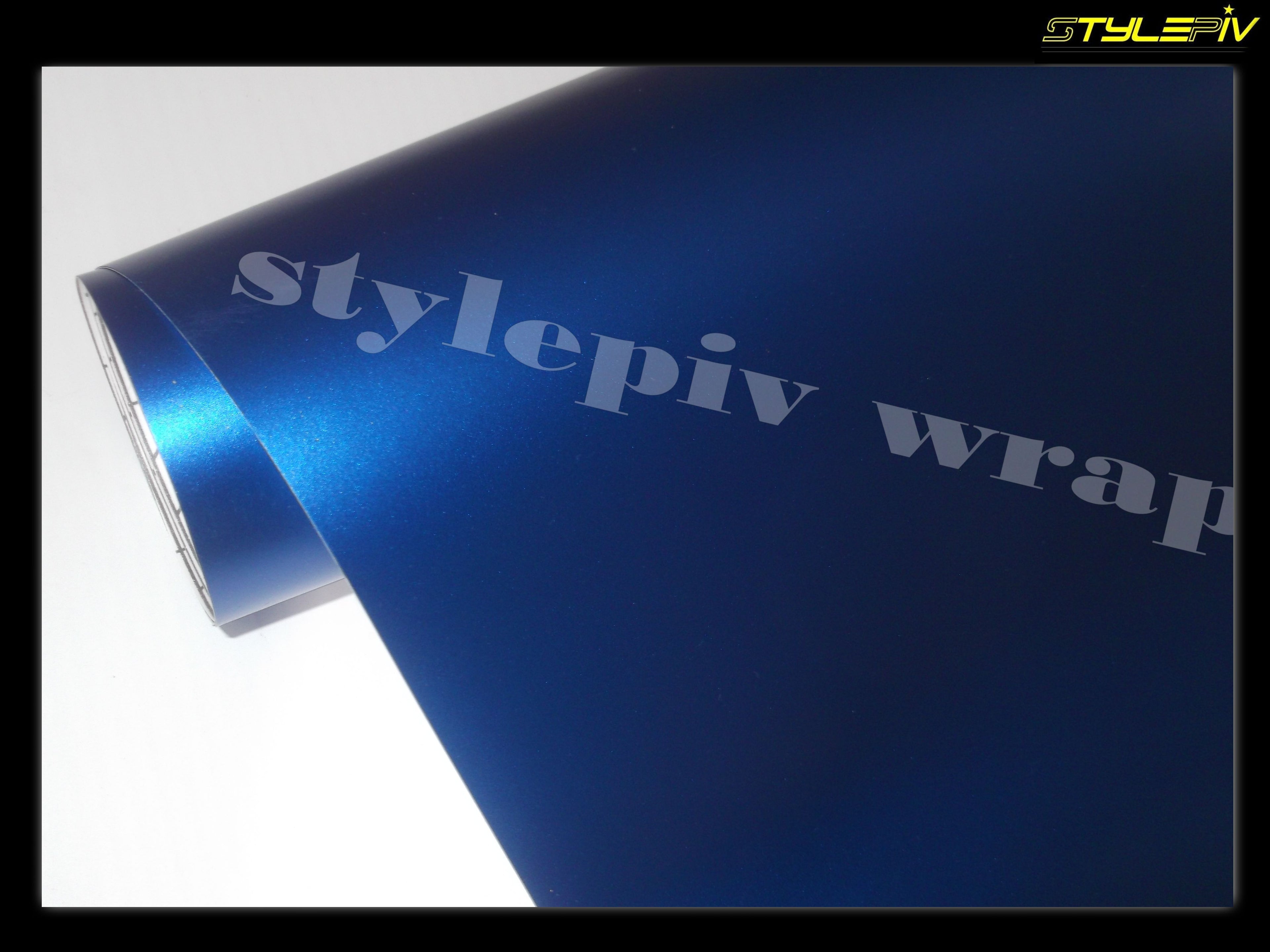 Film covering mat chrome bleu