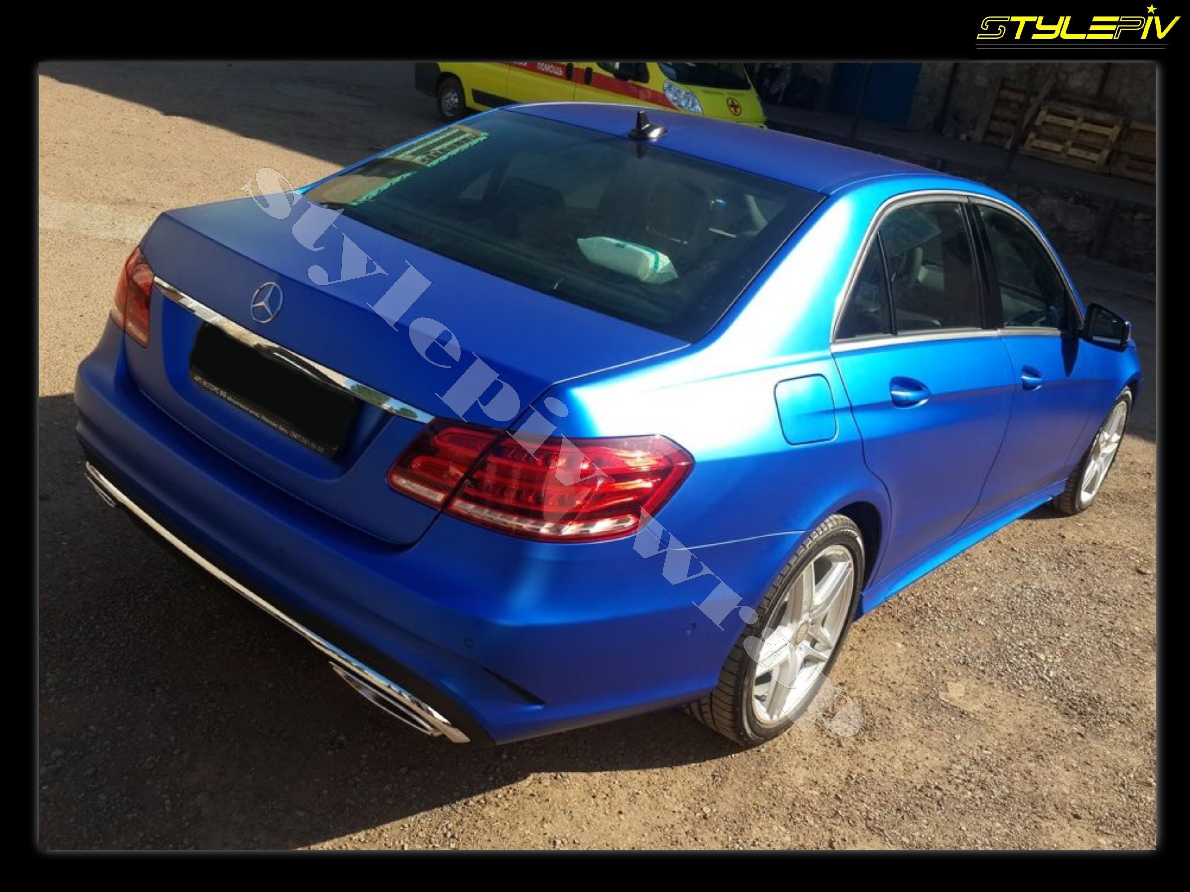 Film covering mat chrome bleu