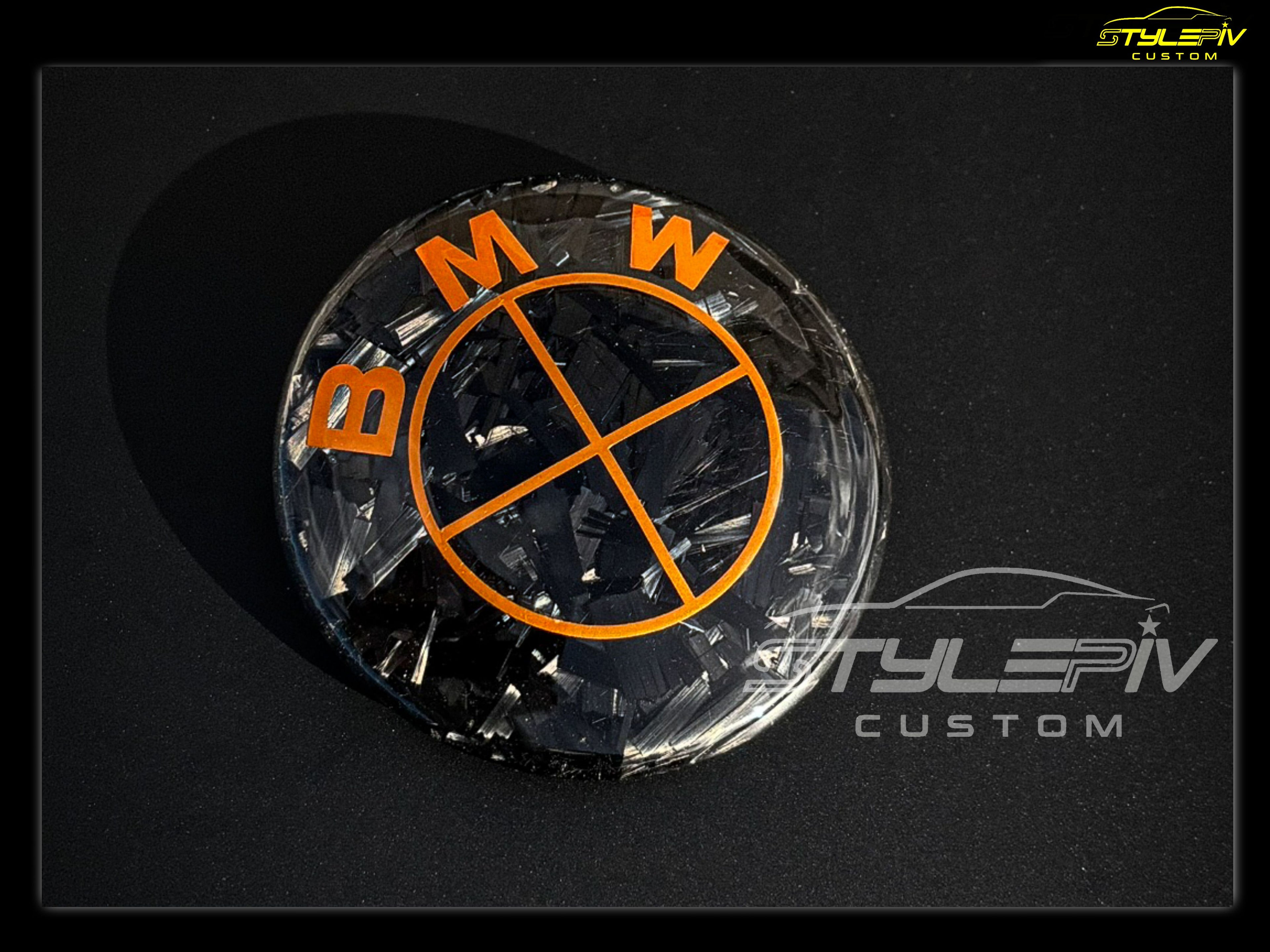 logo personnalisé orange métallisé carbone forgé
