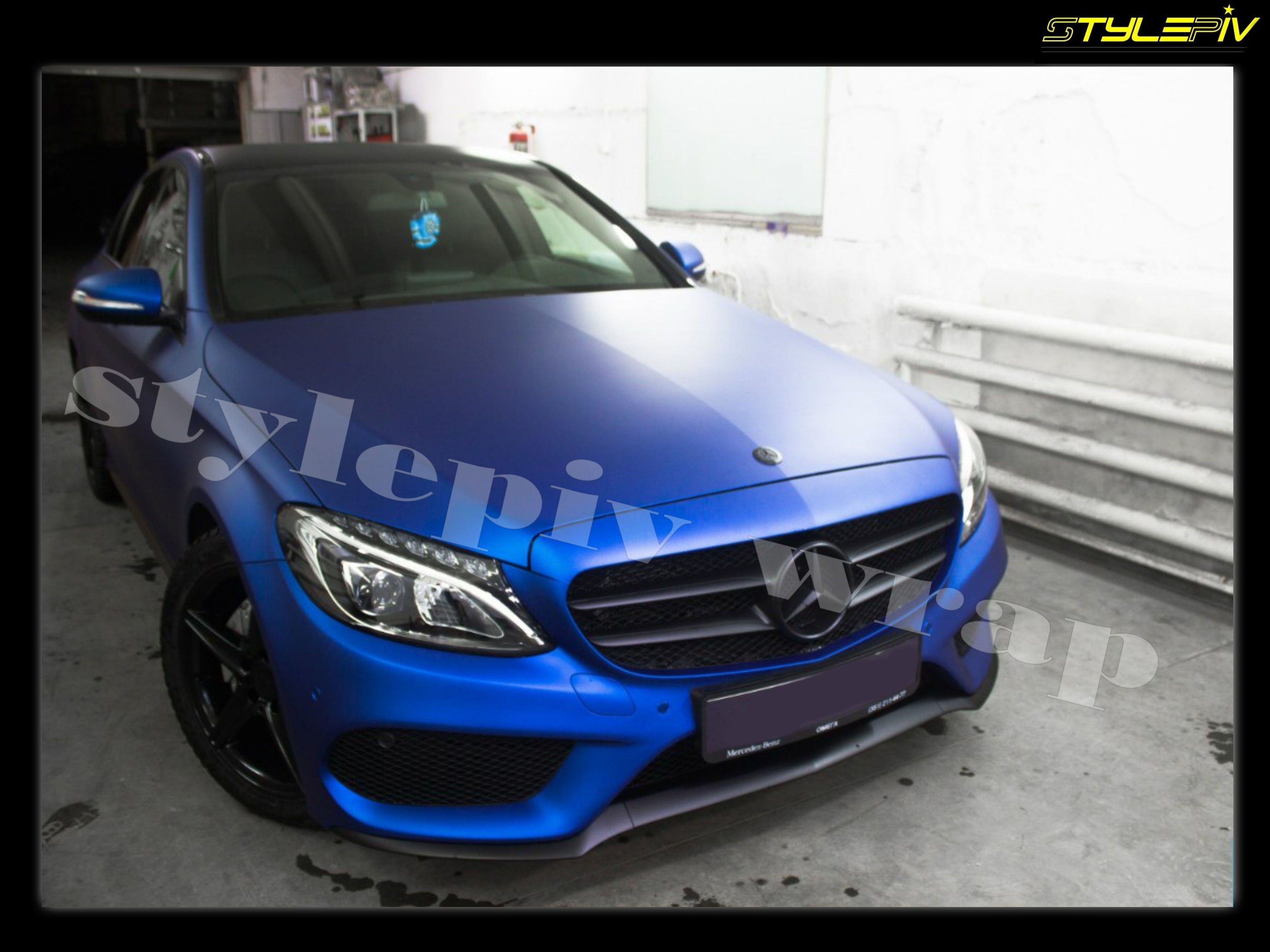 Film covering mat chrome bleu